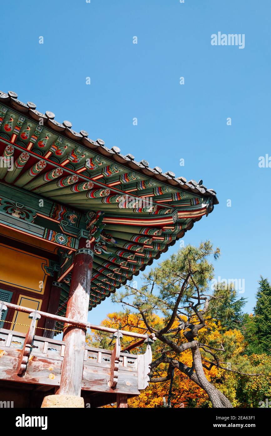 Yeongnamnu tradizionale padiglione coreano in autunno a Miryang, Corea Foto Stock