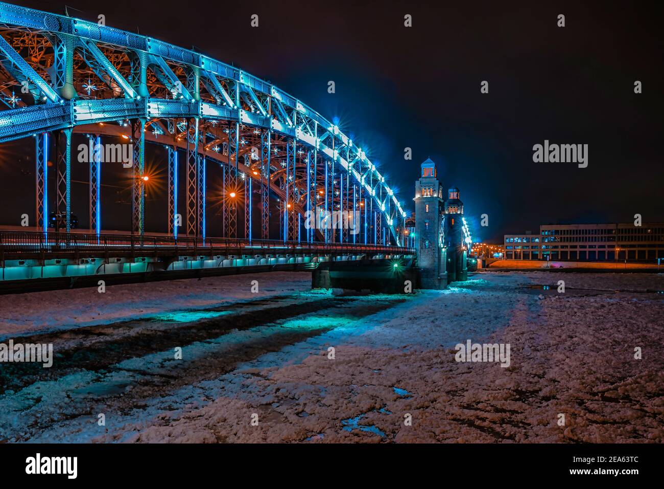 Ponte Bolsheokhtinsky attraverso il fiume Neva. San Pietroburgo in serata d'inverno. Illuminazione notturna della città Foto Stock