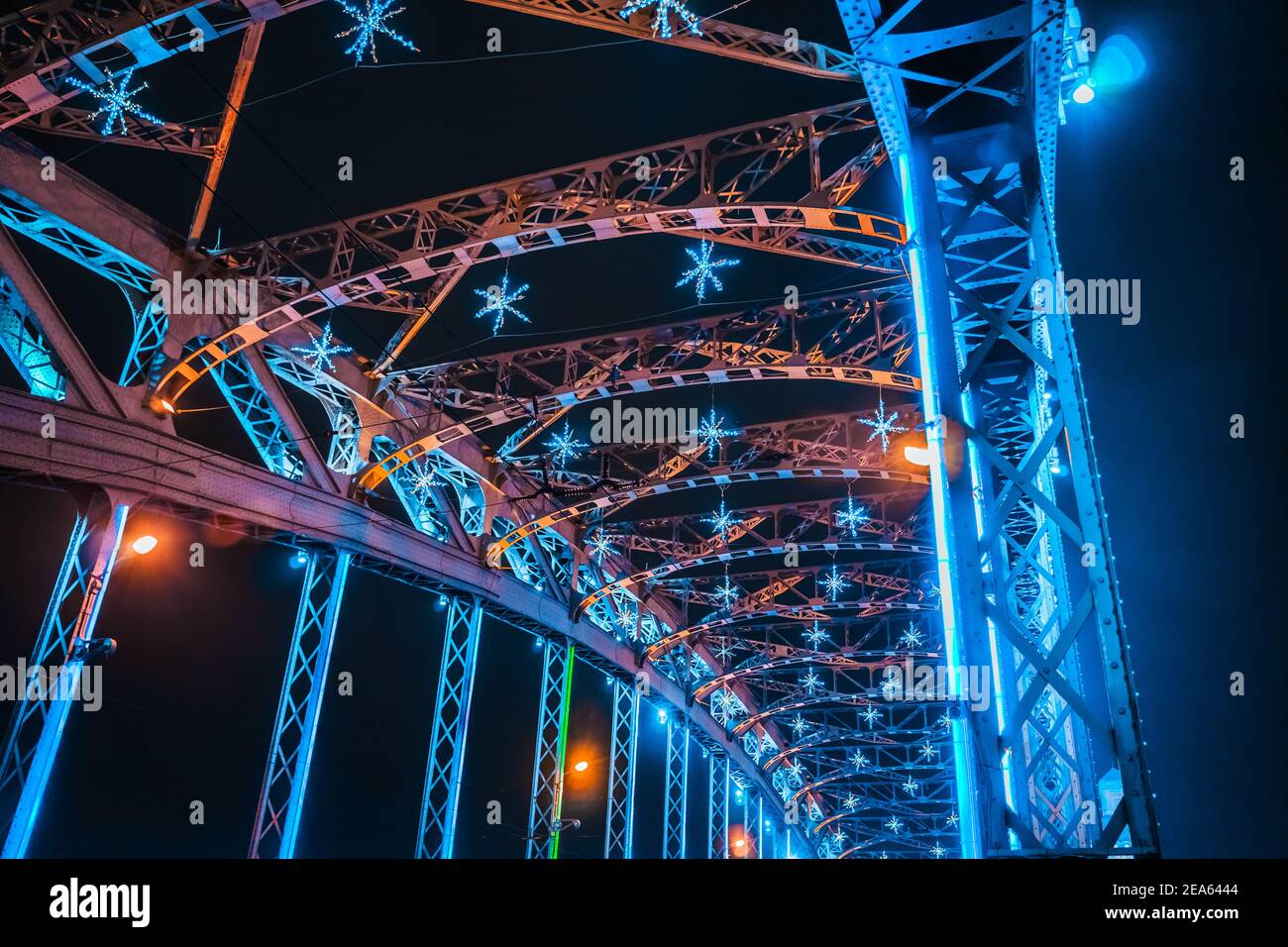 Ponte Bolsheokhtinsky attraverso il fiume Neva. San Pietroburgo in serata d'inverno. Illuminazione notturna della città Foto Stock