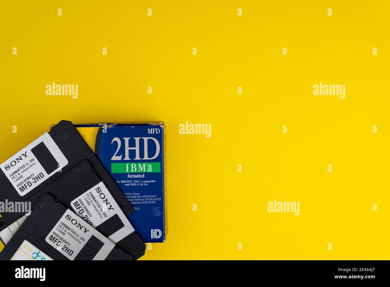 Ucraina, Kiev - 7 febbraio 2021: SONY floppy disk 3.5 pollici. I dischetti 3 2 sono una tecnologia degli anni '80. Dischetto per computer retrò, vintage e colorato Foto Stock