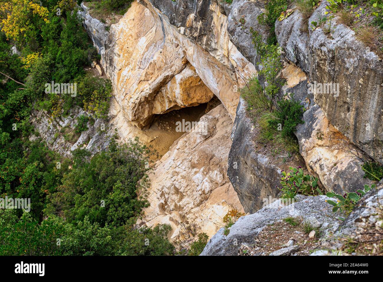 Grotta preistorica in alta montagna. Foto Stock