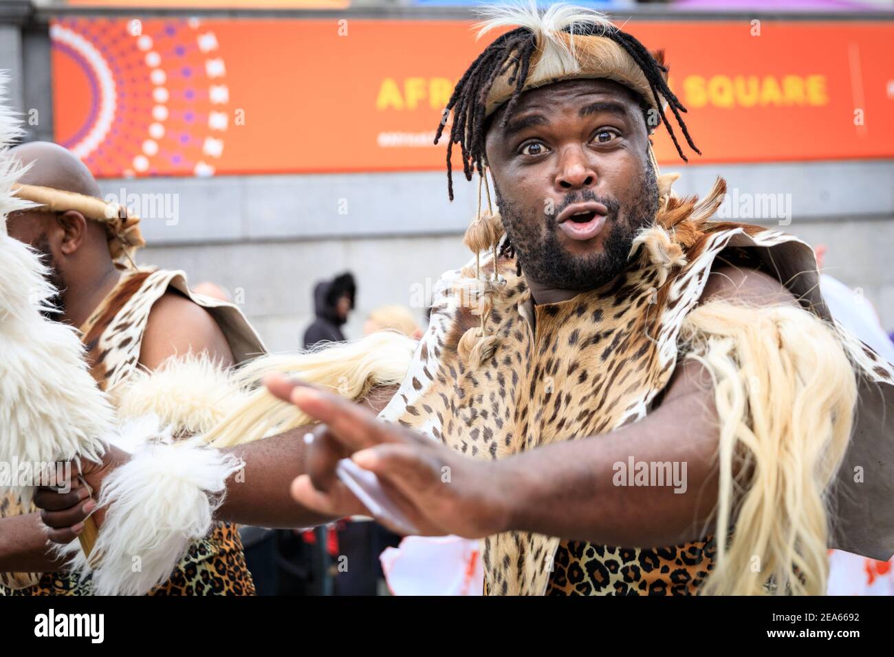 Interprete di danza africana. Gruppo africano di drumming e danza in costumi colorati si esibiscono presso 'Africa on the Square', Trafalgar Square, Londra Foto Stock