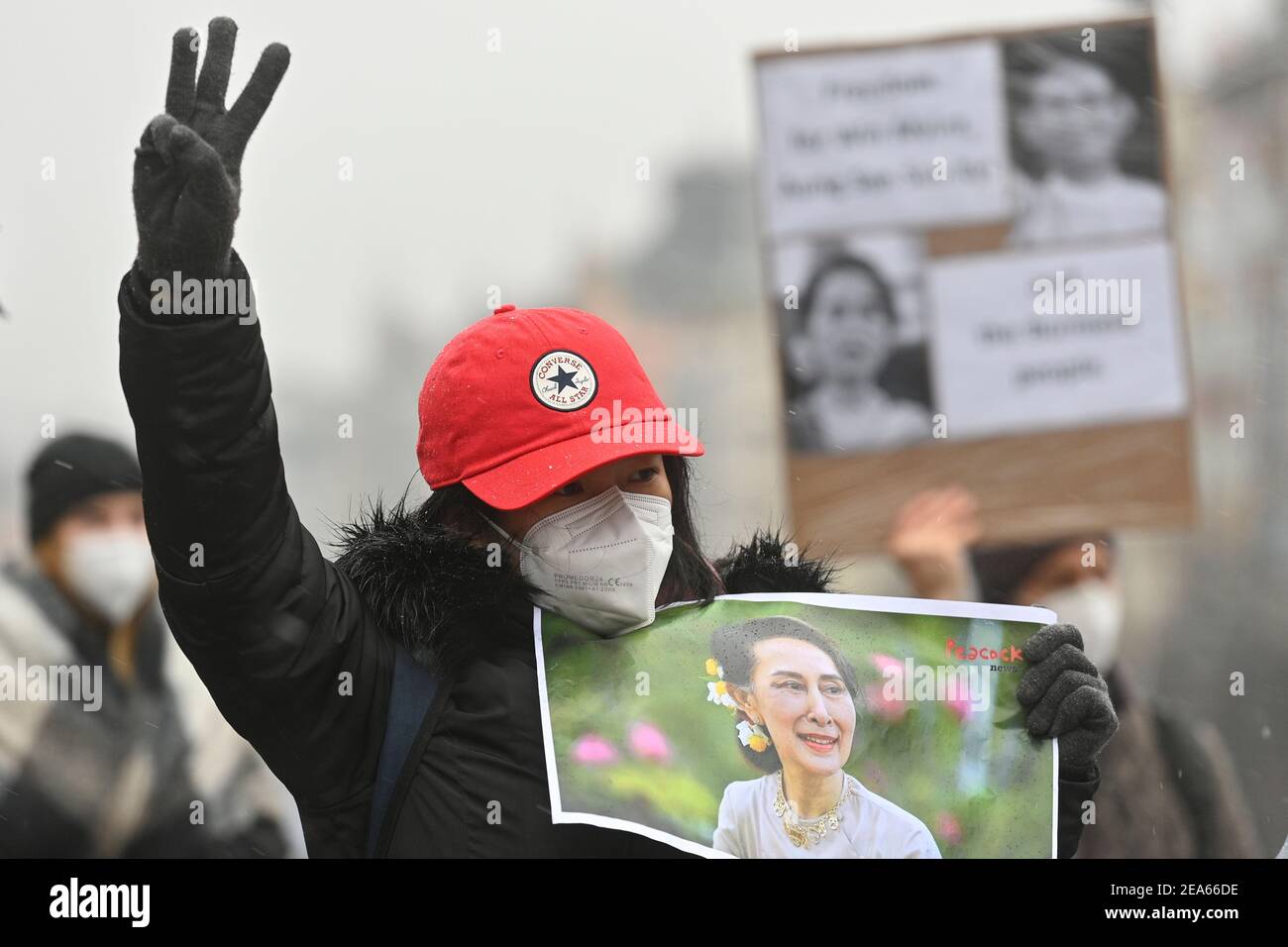 La protesta contro il colpo di Stato in Myanmar, perpetrata dai birmani che vivono nella Repubblica Ceca, si è svolta in Piazza Venceslao, Praga, Repubblica Ceca, domenica 6 febbraio 2021. (Foto CTK/Michal Kamaryt) Foto Stock