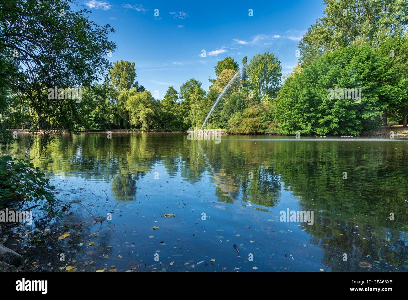 Vista sullo stagno del parco a Sterkrade, Oberhausen, Nord Reno-Westfalia, Germania Foto Stock
