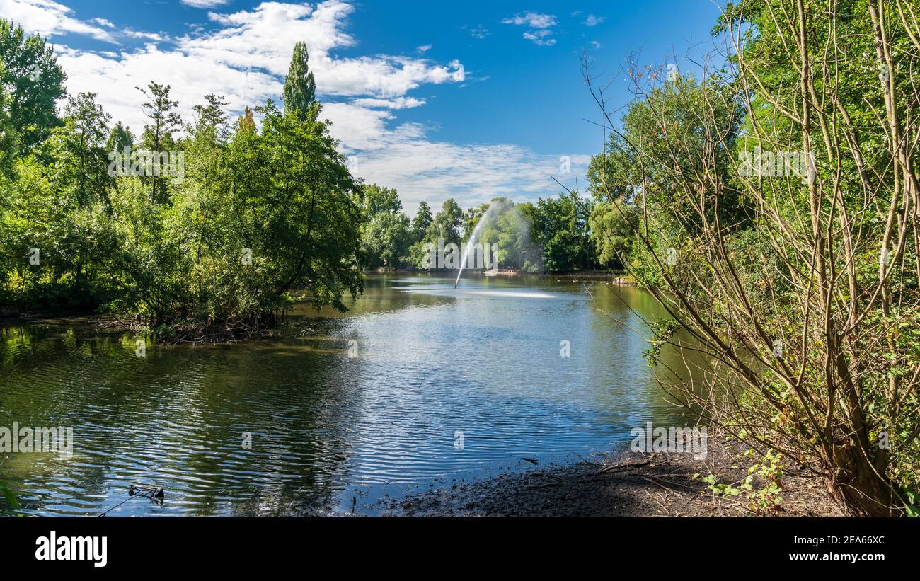 Vista sullo stagno del parco a Sterkrade, Oberhausen, Nord Reno-Westfalia, Germania Foto Stock
