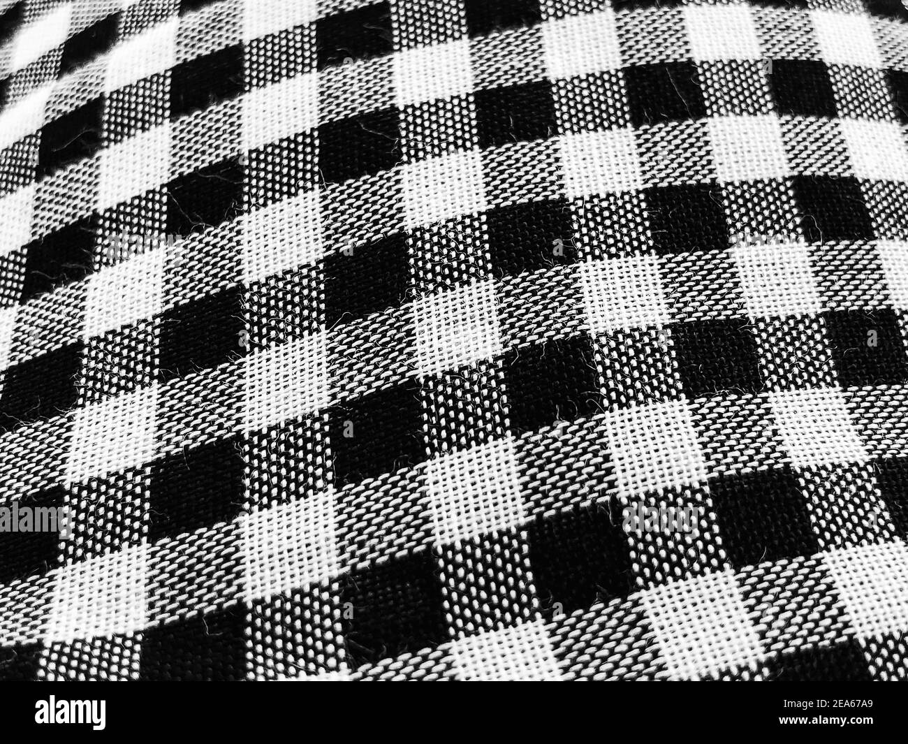 Stropicciato. Sfondo in tessuto a scacchi bianco e nero. Pulsante sul  tessuto Foto stock - Alamy