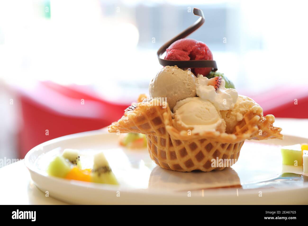 gelato alla cialda e condimento alla frutta Foto Stock