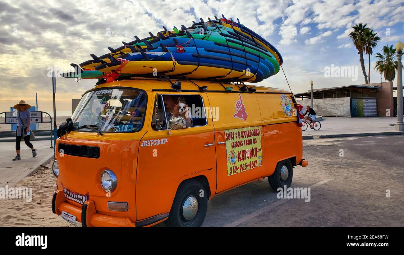 kapowui surf volkswagon surf bus con tavole da surf e surf cane a santa monica Foto Stock