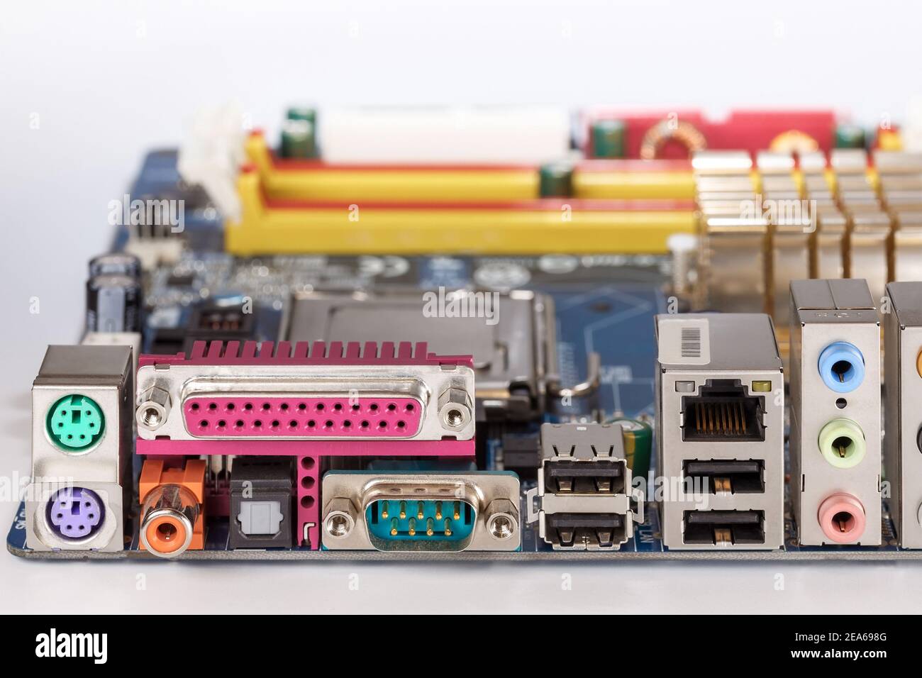 Sul retro della scheda madre con vari connettori. Primo piano. Foto Stock