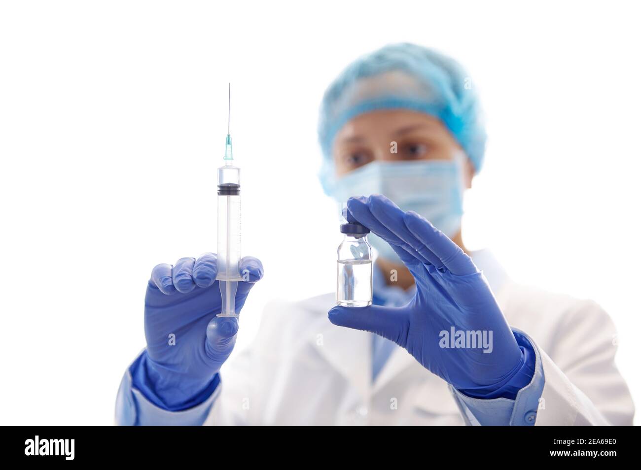 Medico che prepara il vaccino. Siringa e vaccino contro lo sfondo di un medico in abbigliamento da lavoro Foto Stock