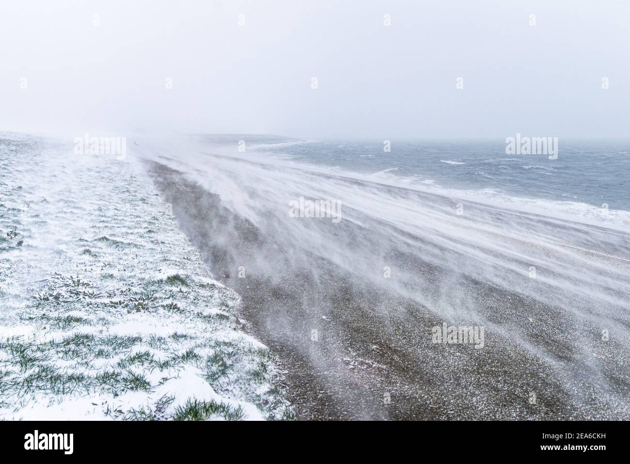 Tempesta di neve bianca su una diga di Den Helder, Olanda, Paesi Bassi Foto Stock
