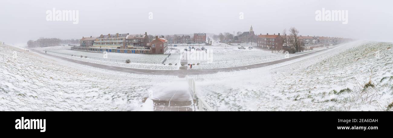 Vista panoramica ultra ampia di Den Helder dalla diga, durante una neve frizzante Foto Stock