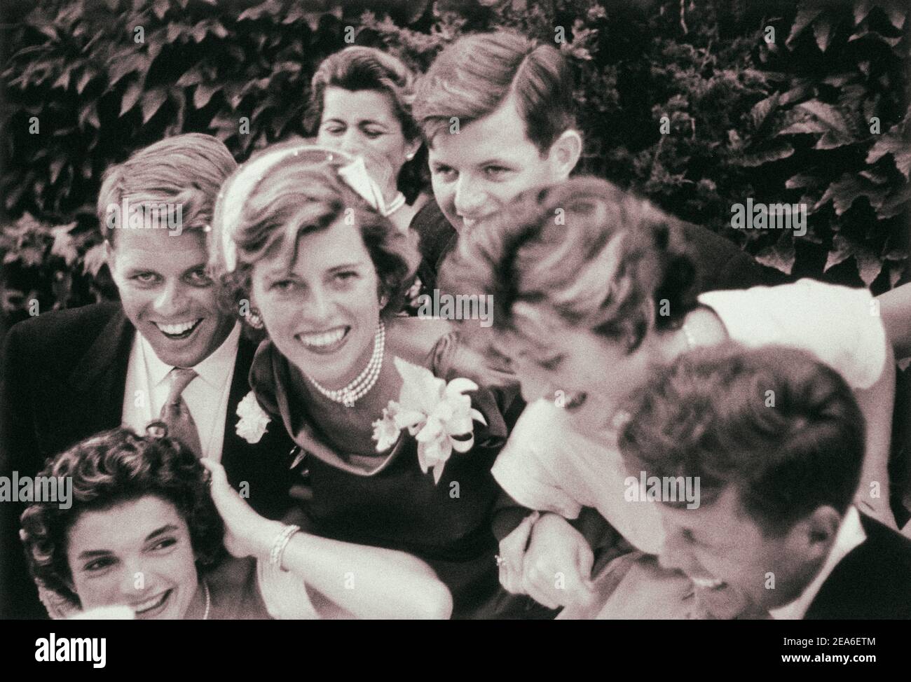 Foto d'epoca del matrimonio Kennedy. Ritratto in primo piano della famiglia Kennedy con la coppia. 12 settembre 1953, Newport, Rhode Island Foto Stock