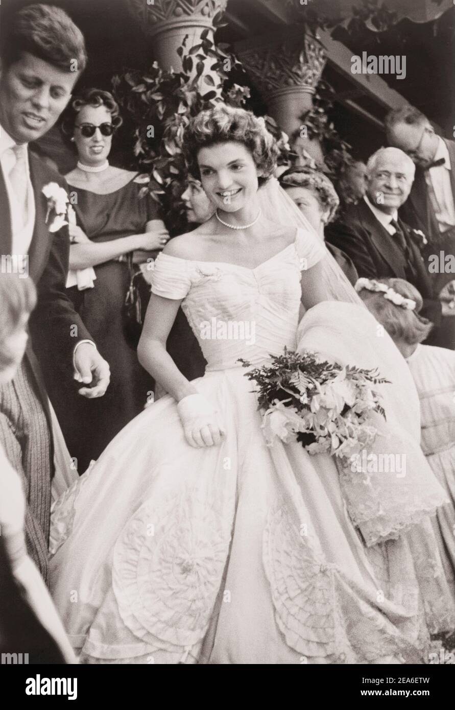 Jacqueline Bouvier il suo giorno di nozze, con Jack Kennedy sulla sinistra leggermente fuori dalla cornice. 12 settembre 1953, Newport, Rhode Island Foto Stock