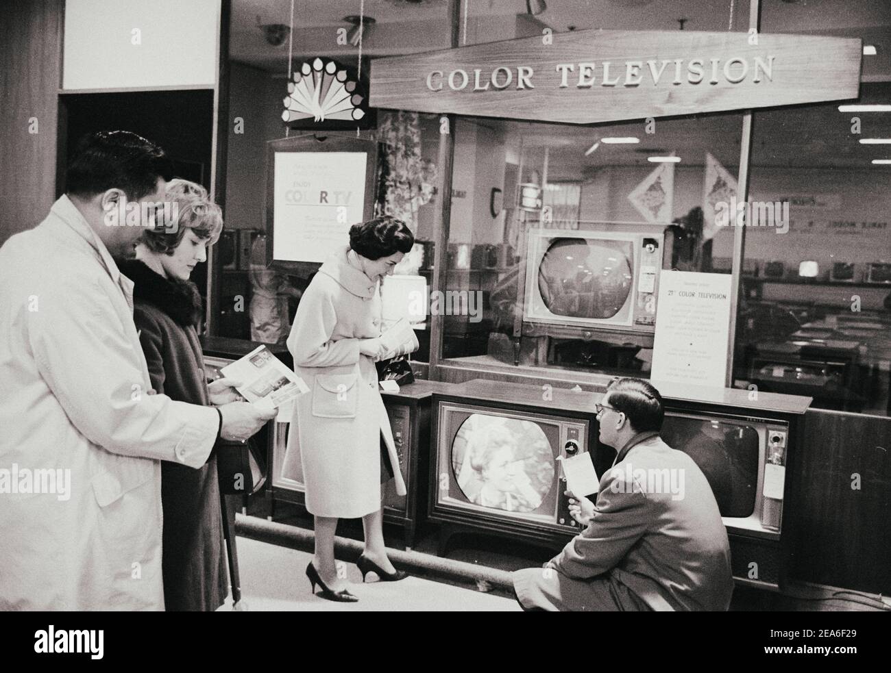 Foto d'epoca dei clienti prima del negozio di vetrine con nuovi modelli di televisione a colori. STATI UNITI. 16 marzo 1965. Foto Stock