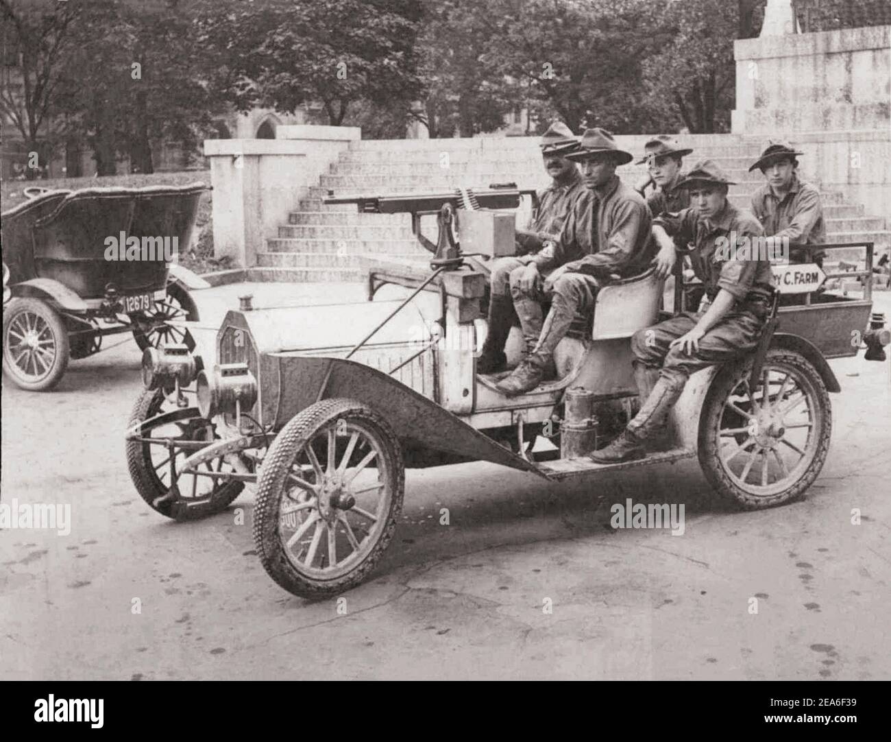 Foto d'epoca dei membri della guardia nazionale con la mitragliatrice Colt-Browning M1895, montare sul camion 'Tin Lizzie'. 1910 s. Foto Stock
