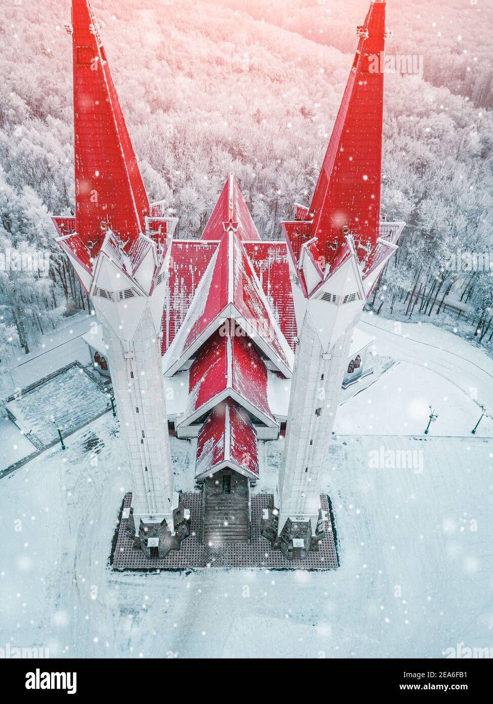 Vista aerea del drone del famoso punto di riferimento di Ufa e Bashkortostan - moschea Lala Tulpan durante il tramonto nella stagione invernale. Religione islamica e wor musulmano Foto Stock