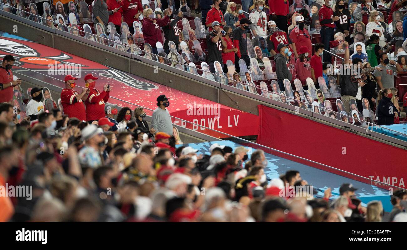 Tampa. 8 Feb 2021. Gli spettatori sono visti durante la partita di football NFL Super Bowl LV tra Tampa Bay Buccaneers e Kansas City Chiefs a Tampa, Florida, Stati Uniti, 7 febbraio 2021. Credit: Xinhua/Alamy Live News Foto Stock