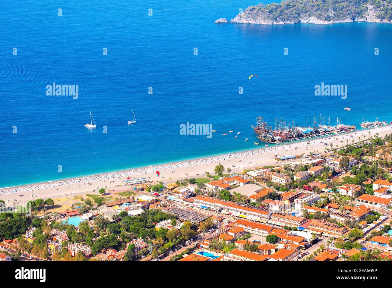 Vista aerea della spiaggia del resort e delle navi e yacht turistici nella laguna blu del mare. Vacanze e costa in Turchia Foto Stock