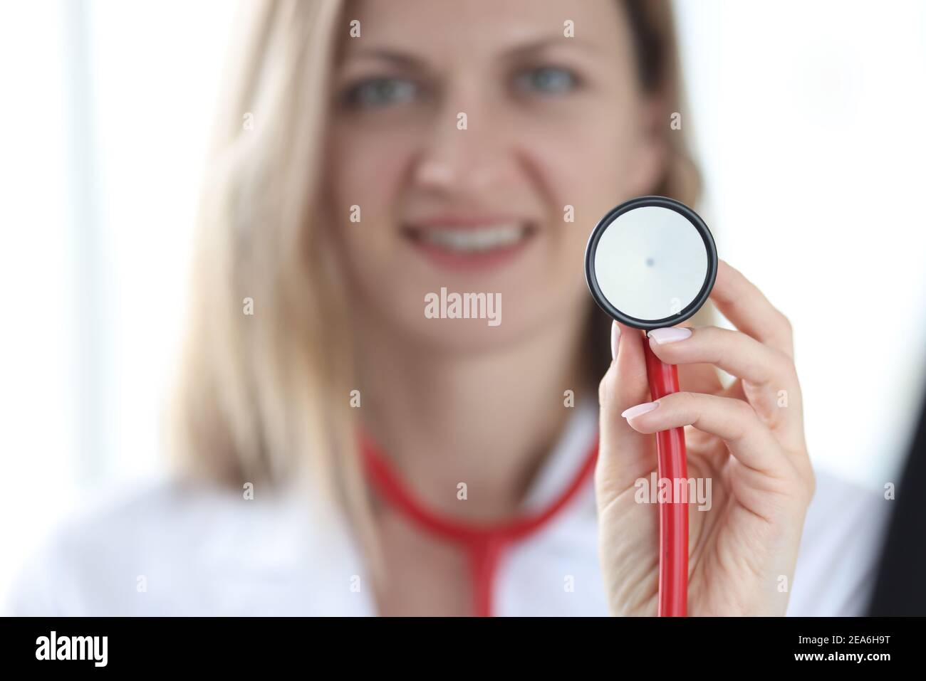Donna medico terapeuta tenendo stetoscopio nelle sue mani closeup Foto Stock