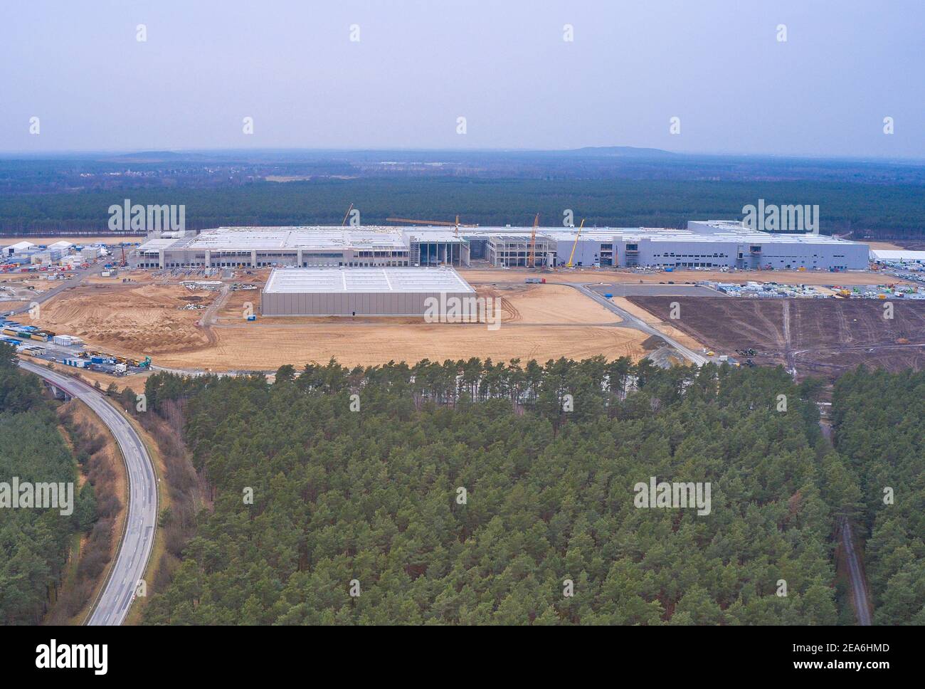 Il Tesla Gigafactory Berlino-Brandeburgo (Giga Berlino e Gigafactory 4) è una grande fabbrica in costruzione per l'azienda automobilistica Tesla di Brandeburgo, vicino alla città di Berlino a Grünheide, Berlino, Brandeburgo, Germania, 5 gennaio 2021. La costruzione è iniziata nel primo trimestre del 2020. © Peter Schatz / Alamy foto d'archivio Foto Stock