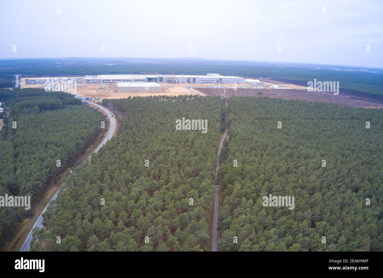 Il Tesla Gigafactory Berlino-Brandeburgo (Giga Berlino e Gigafactory 4) è una grande fabbrica in costruzione per l'azienda automobilistica Tesla di Brandeburgo, vicino alla città di Berlino a Grünheide, Berlino, Brandeburgo, Germania, 5 gennaio 2021. La costruzione è iniziata nel primo trimestre del 2020. © Peter Schatz / Alamy foto d'archivio Foto Stock