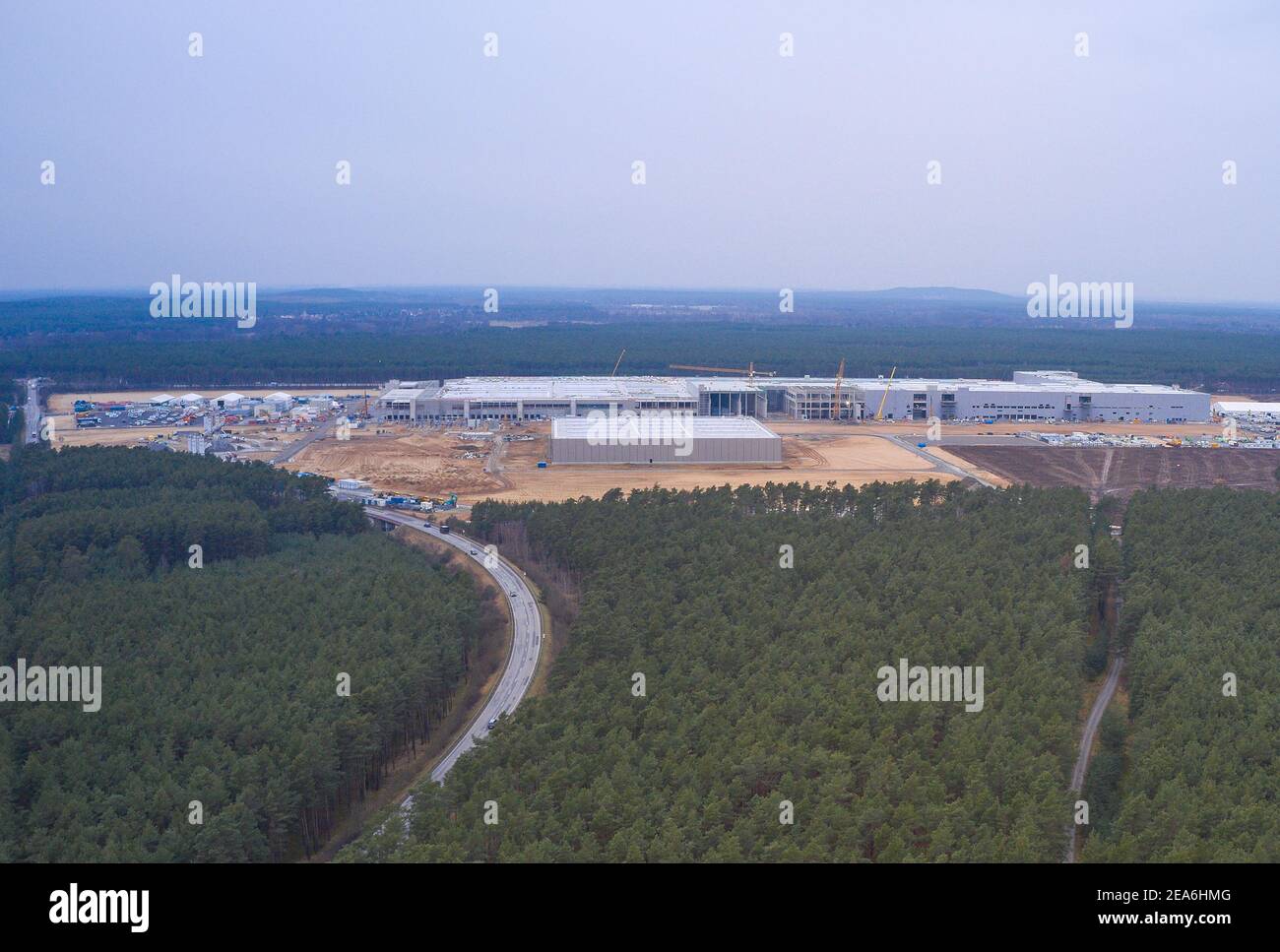 Il Tesla Gigafactory Berlino-Brandeburgo (Giga Berlino e Gigafactory 4) è una grande fabbrica in costruzione per l'azienda automobilistica Tesla di Brandeburgo, vicino alla città di Berlino a Grünheide, Berlino, Brandeburgo, Germania, 5 gennaio 2021. La costruzione è iniziata nel primo trimestre del 2020. © Peter Schatz / Alamy foto d'archivio Foto Stock