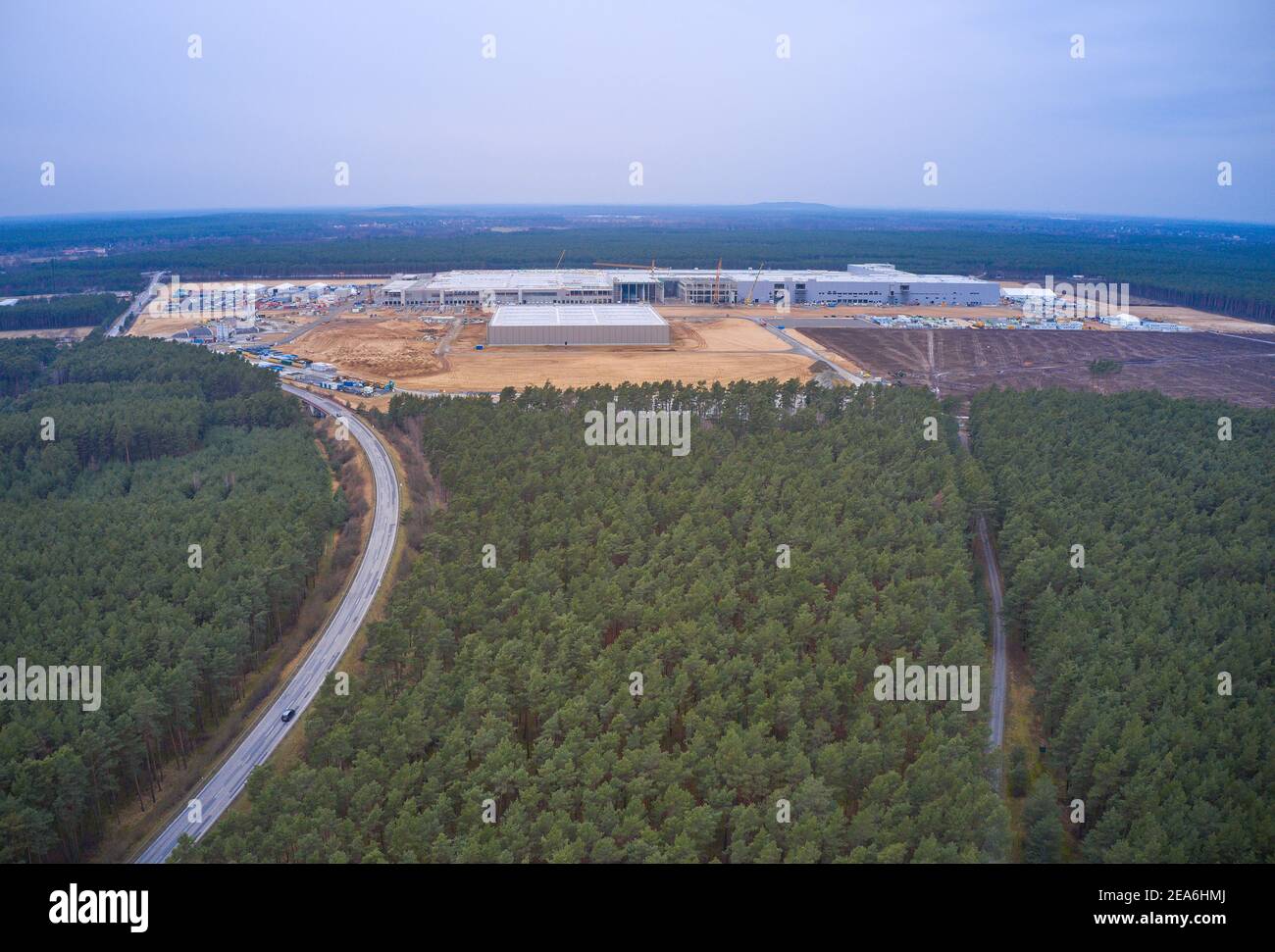 Il Tesla Gigafactory Berlino-Brandeburgo (Giga Berlino e Gigafactory 4) è una grande fabbrica in costruzione per l'azienda automobilistica Tesla di Brandeburgo, vicino alla città di Berlino a Grünheide, Berlino, Brandeburgo, Germania, 5 gennaio 2021. La costruzione è iniziata nel primo trimestre del 2020. © Peter Schatz / Alamy foto d'archivio Foto Stock