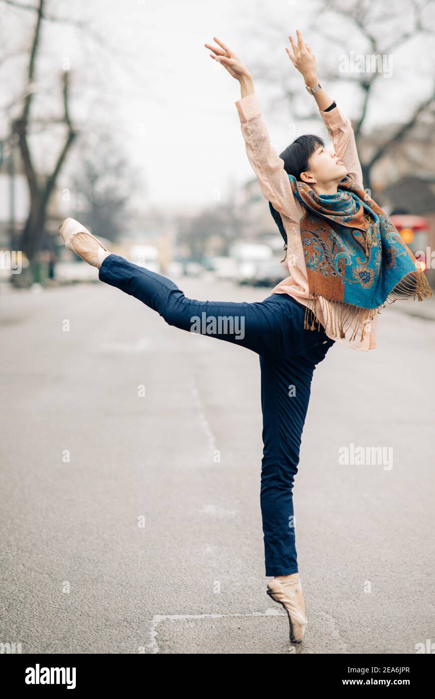 La ballerina giapponese esegue una posa arabesca del balletto tra la strada  della città Foto stock - Alamy