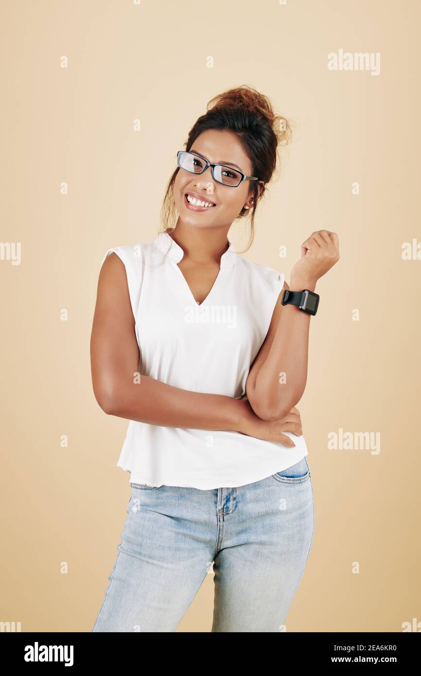 Felice giovane donna asiatica in occhiali Foto Stock