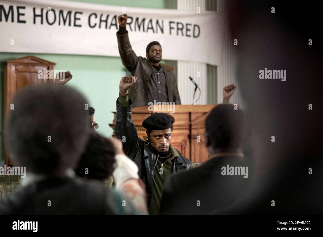 Judas e il Messia Nero (2021) diretto da Shaka King e interpretato da Daniel Kaluuuya come Fred Hampton, Presidente dell'Illinois Black Panther Party e LaKeith Stanfield come Bill o'Neal un informatore in copertina per l'FBI. Foto Stock