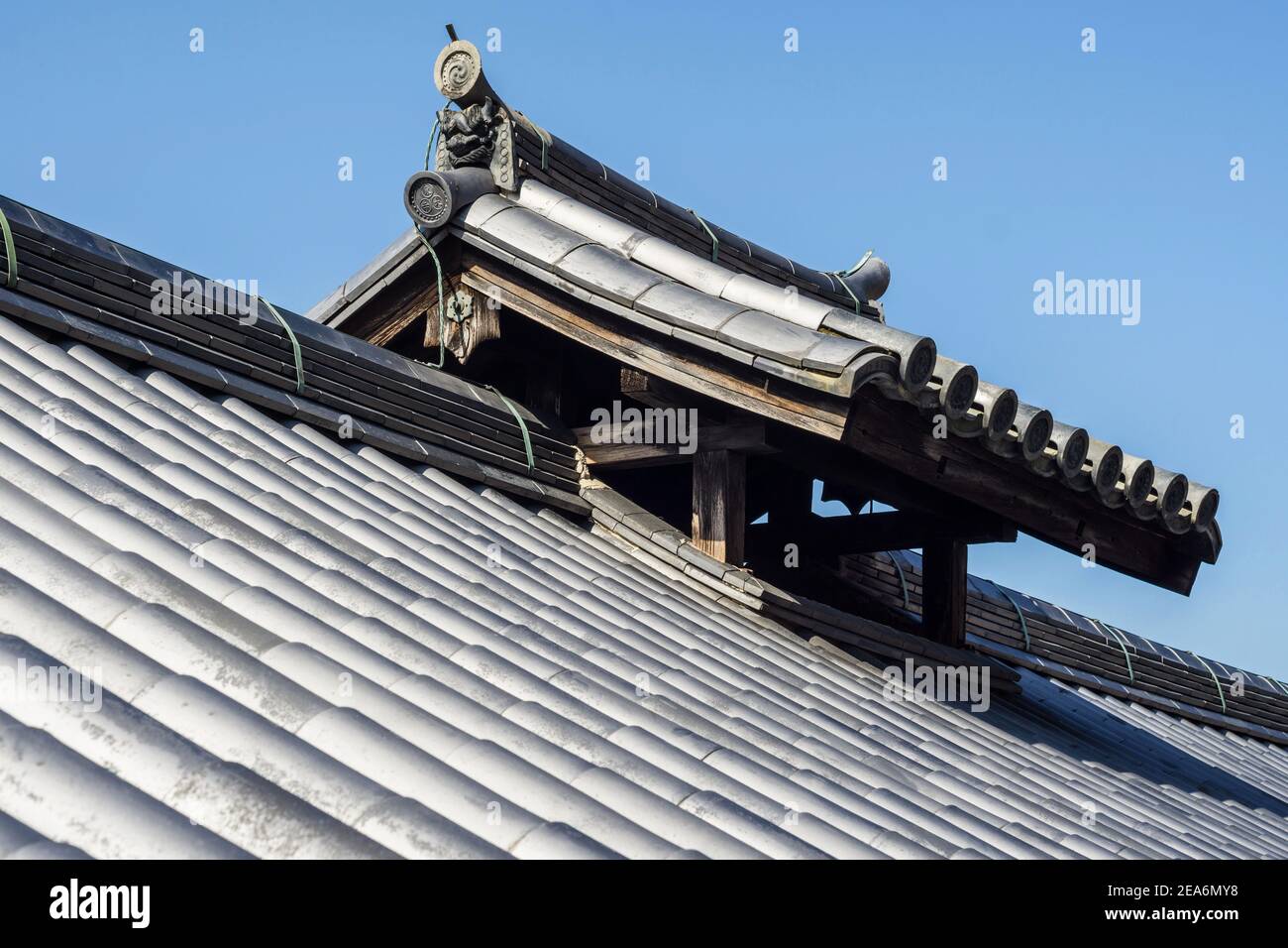 Primo piano dettaglio di una cupola sul tetto di un vecchio edificio vicino a Nigatsu-do, vicino al tempio Todai-ji a Nara, Giappone Foto Stock