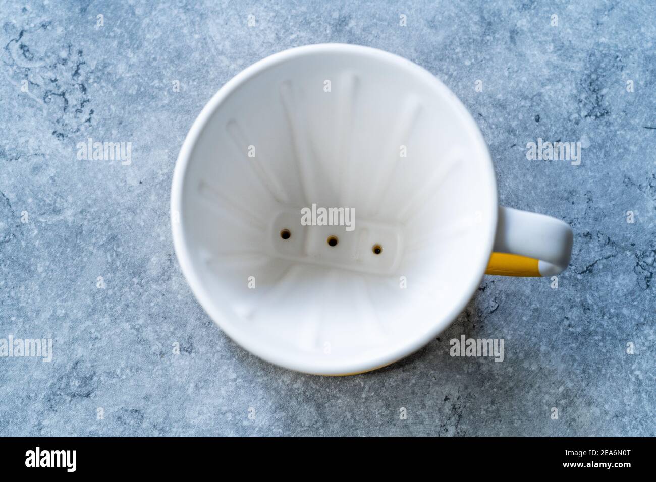 Gocciolatore di caffè a fondo piatto con tre fori in ceramica. Pronto all'uso e infusione Foto Stock