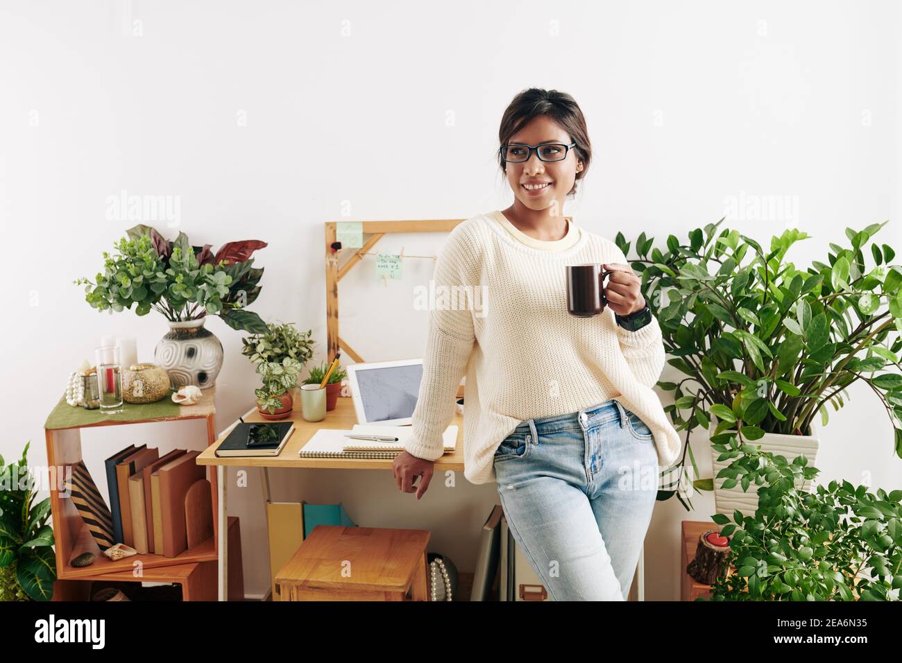 Giovane graphic designer a casa Foto Stock