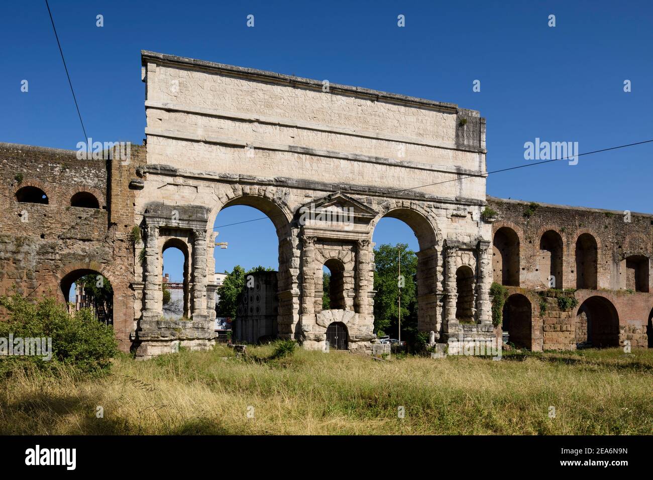 Roma. Italia. Porta maggiore (vista interna, affacciata sulla città), costruita nel 52 d.C. dall'imperatore Claudio, è una delle porte orientali dell'Aur del III secolo Foto Stock