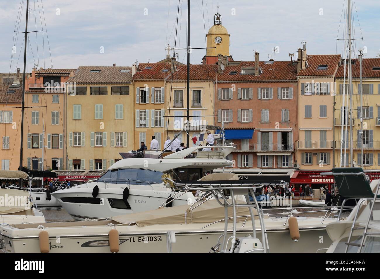 22e Voiles Saint Tropez, Francia - Oct 09, 2020 - SWAN 65-14, UMIKO, vela, maschera, Covid-19, corse, paesaggio n. Foto Stock