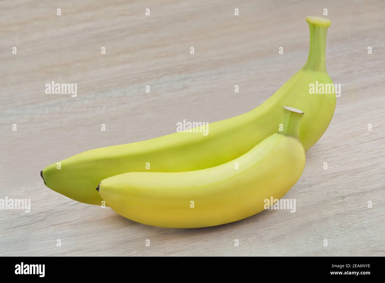 Banana e Baby Banana su sfondo di legno Foto Stock