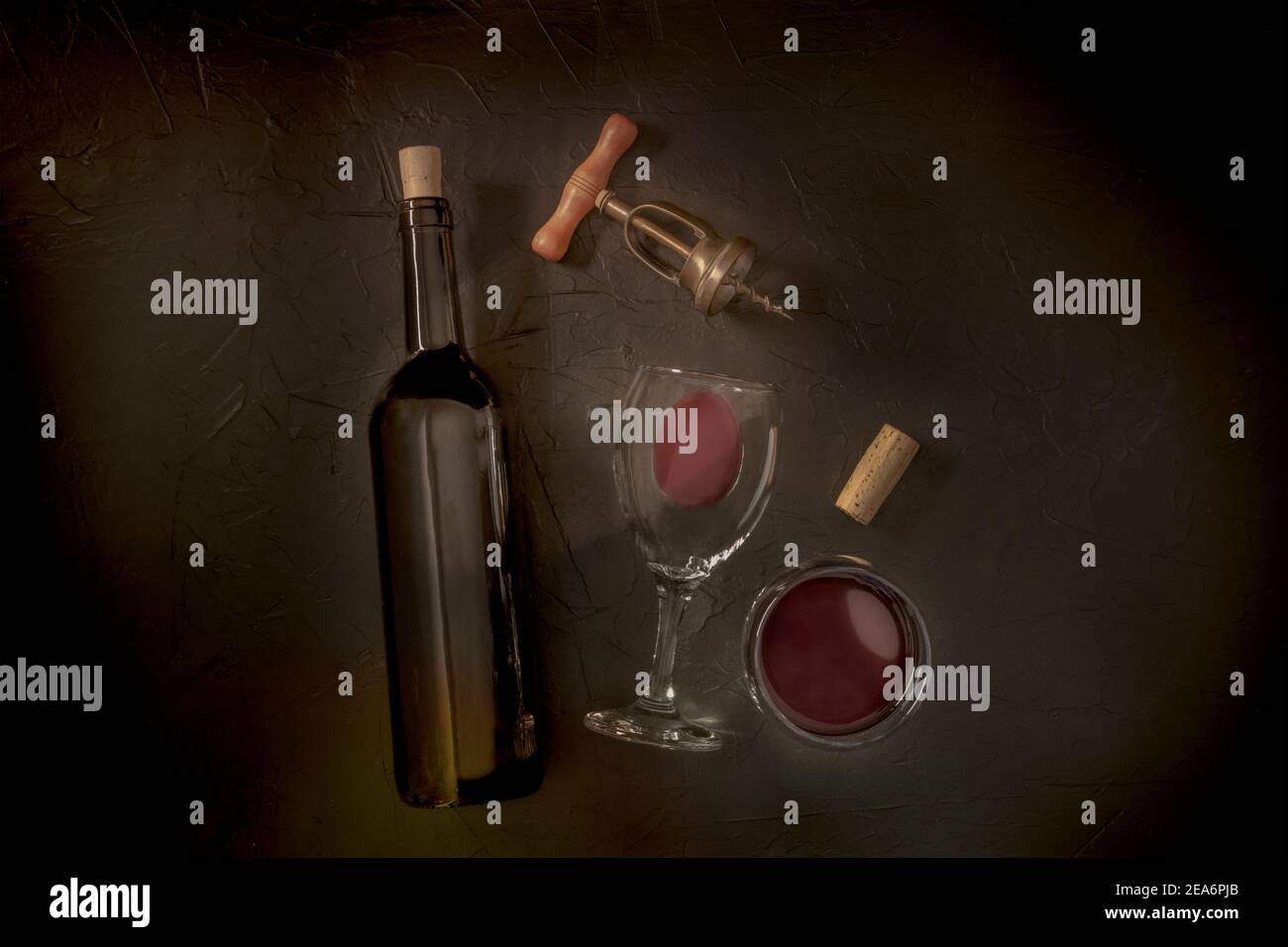 Degustazione di vini, top shot su sfondo nero, con un sughero, un cavatappi vintage, una bottiglia e due bicchieri, immagine tonica Foto Stock