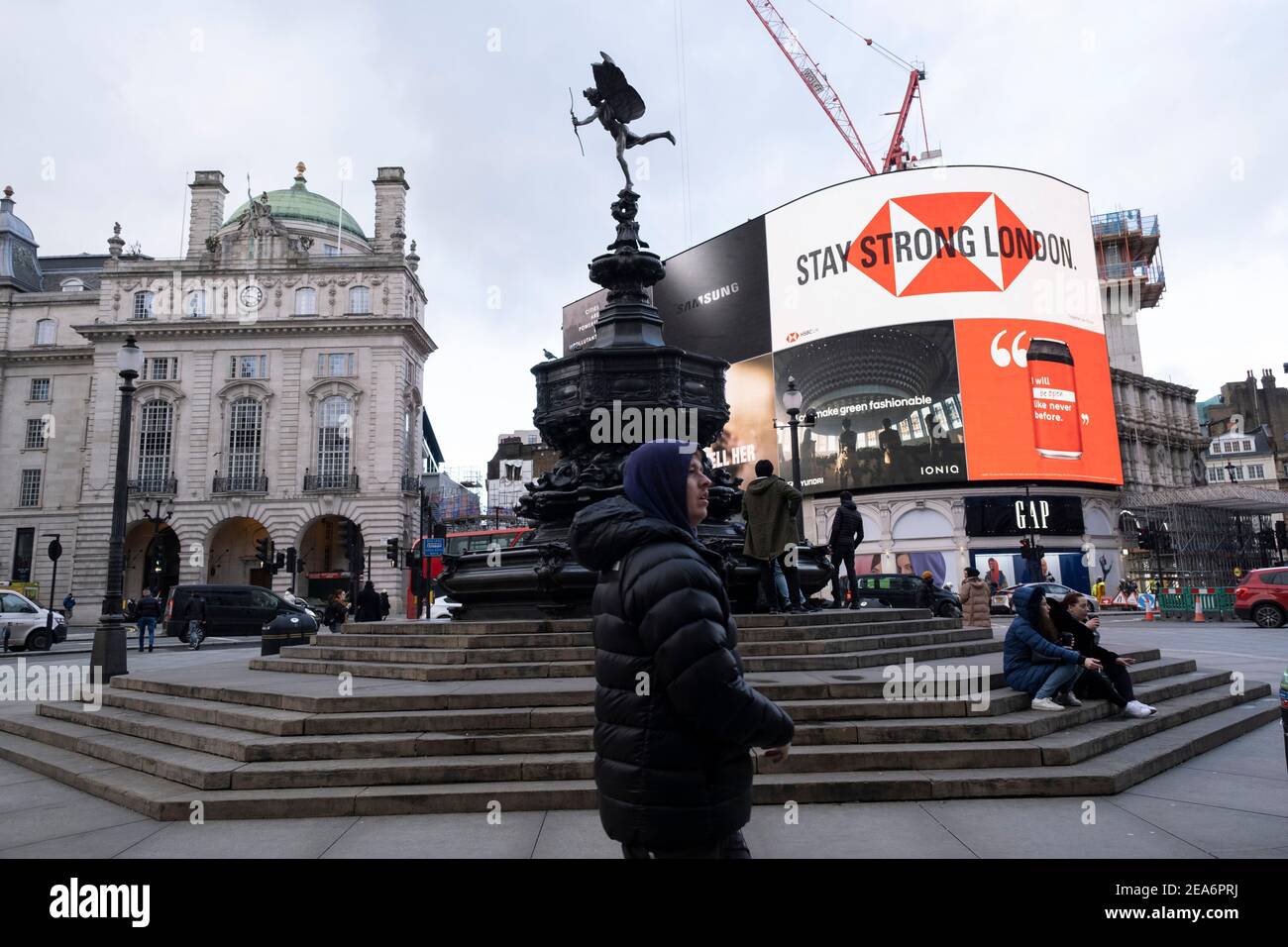 A Piccadilly Circus i giganteschi schermi pubblicitari mostrano slogan per Londra a rimanere forte come il coronavirus nazionale blocco tre continua il 29 gennaio 2021 a Londra, Regno Unito. A seguito dell'impennata dei casi durante l'inverno, inclusa una nuova variante britannica del Covid-19, questo blocco nazionale consiglia a tutti i cittadini di seguire il messaggio di rimanere a casa, proteggere l'NHS e salvare vite umane. Foto Stock