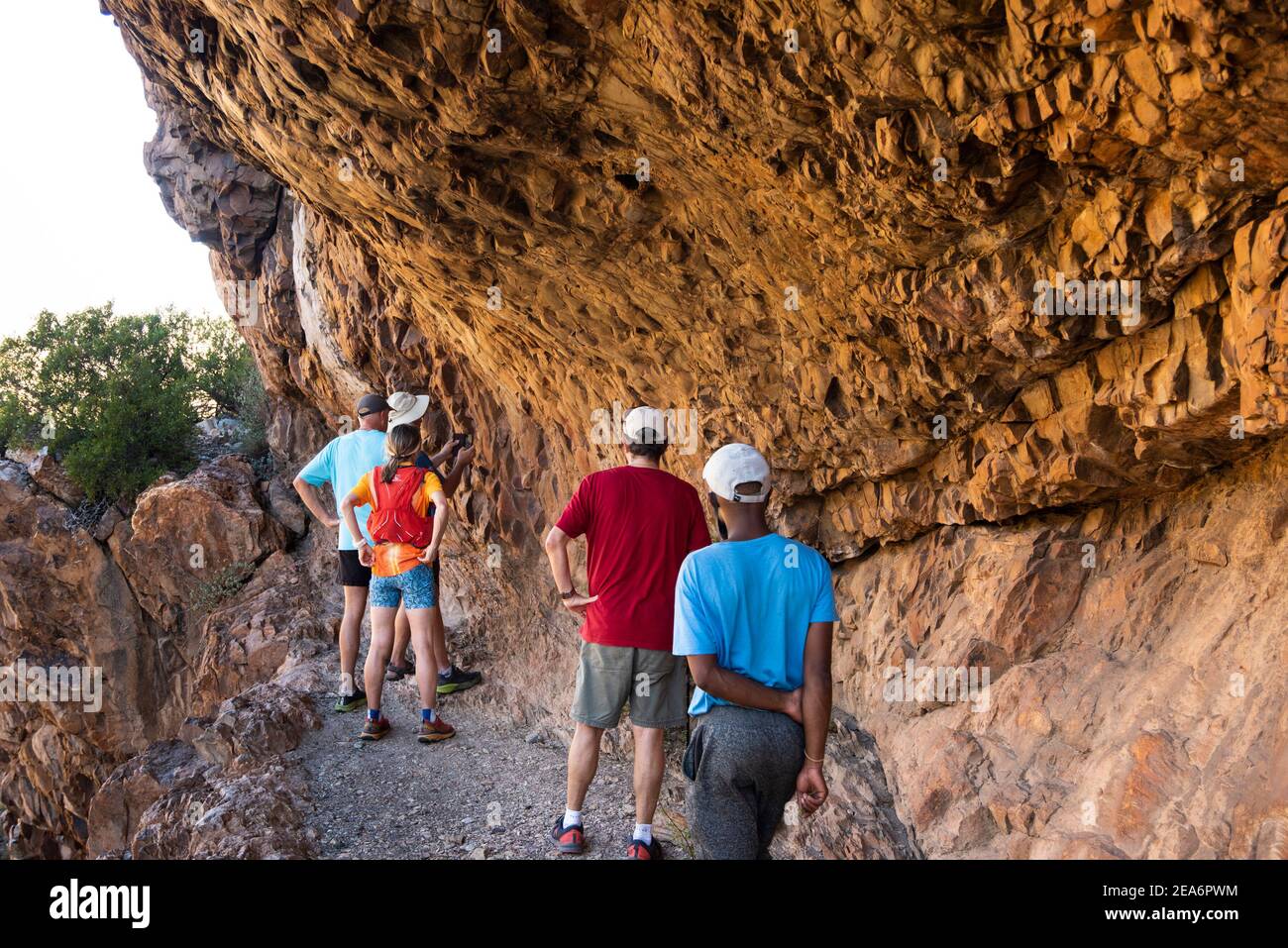 Escursionisti che guardano l'arte di San Rock a Cedar Falls, Baviaanskloof, Sudafrica Foto Stock