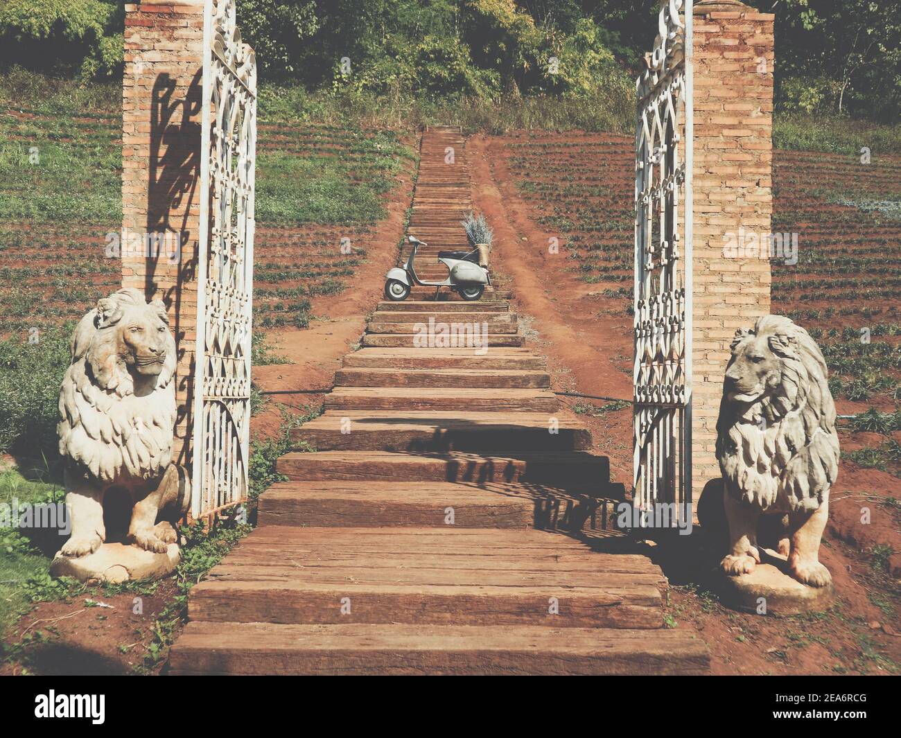 le scale di legno conducono alla vecchia moto classica retrò in il parco Foto Stock