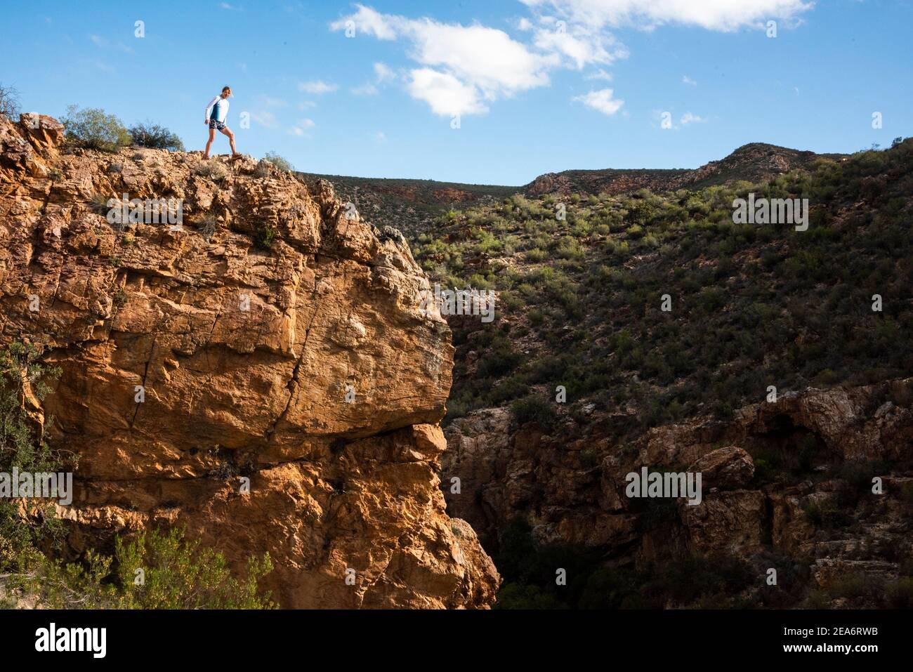 Escursionista sul Passo Nuwekloof, Baviaanskloof, Sudafrica Foto Stock
