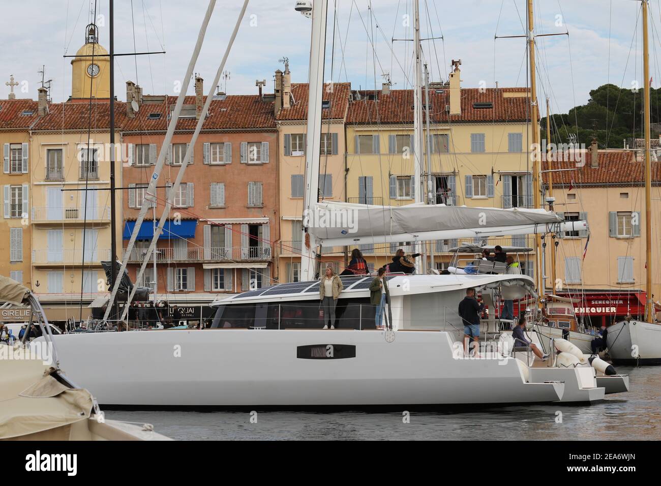 22e Voiles Saint Tropez, Francia - Oct 09, 2020 - SWAN 65-14, UMIKO, vela, maschera, Covid-19, corse, paesaggio n. Foto Stock