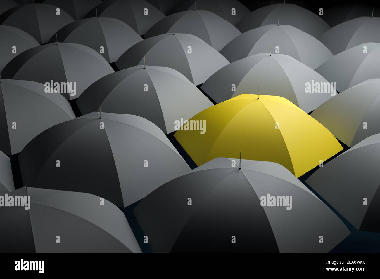 Colour of the Year 2021 - in piedi dal concetto di folla. Un ombrello giallo all'interno di un mare di ombrelli grigi. Foto Stock