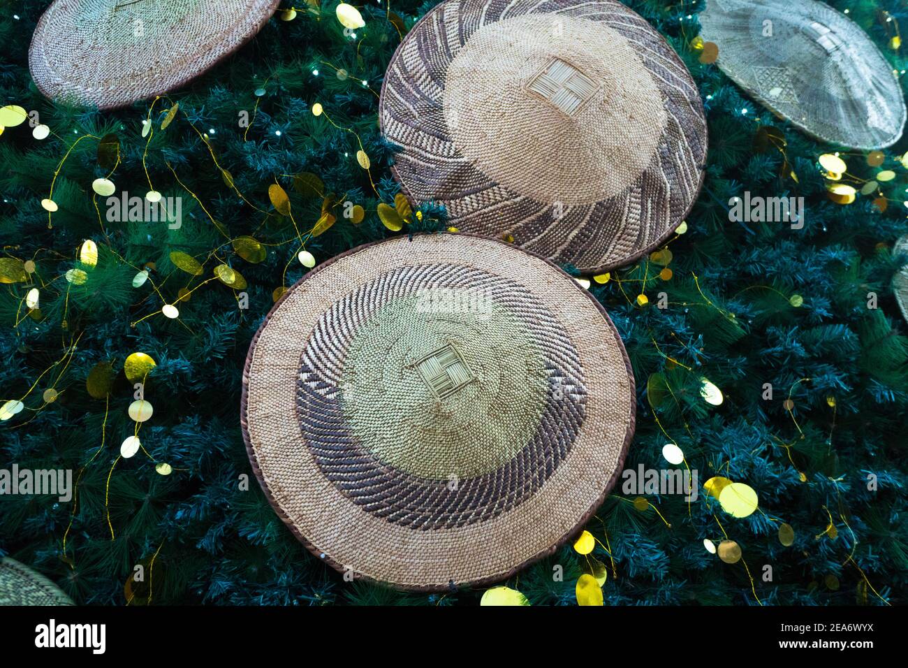 Tradizionali cesti tessuti africani utilizzati come decorazioni o decorazioni natalizie su un albero all'aperto Foto Stock