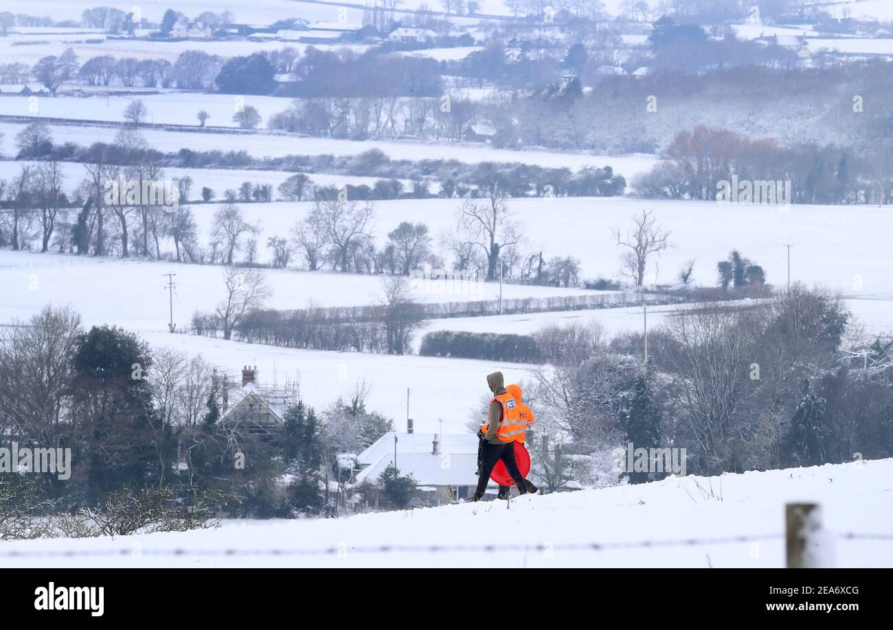 Una vista da Farthing Common in Kent, dopo che l'Ufficio MET ha emesso un grave avvertimento ambra sulla neve per Londra e l'Inghilterra sud-orientale, dove la neve pesante rischia di causare lunghi ritardi sulle strade e con i viaggi ferroviari e aerei. Data immagine: Lunedì 8 febbraio 2021. Foto Stock