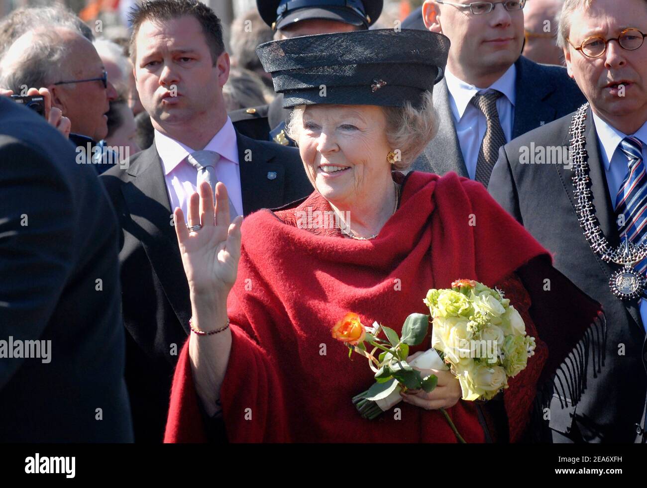 ENSCHEDE, PAESI BASSI - Apr 22, 2008: Altezza reale Regina Beatrice dei Paesi Bassi visitare il luogo dove nel 2001 il fuoco è disastro hap Foto Stock