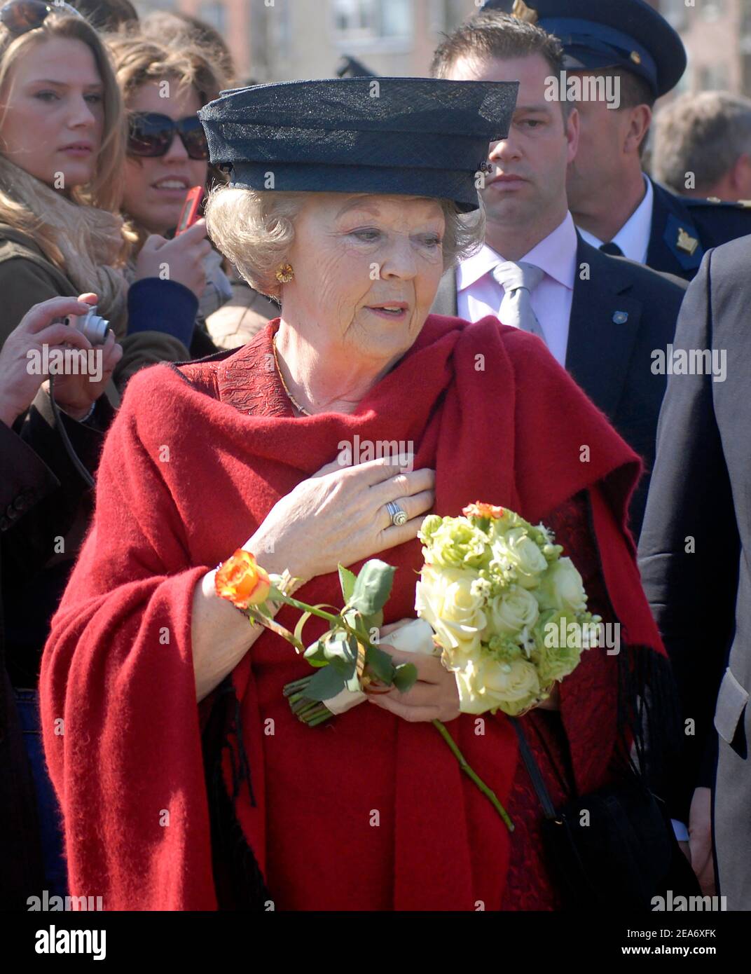 ENSCHEDE, PAESI BASSI - Apr 22, 2008: Altezza reale Regina Beatrice dei Paesi Bassi visitare il luogo dove nel 2001 il fuoco è disastro hap Foto Stock