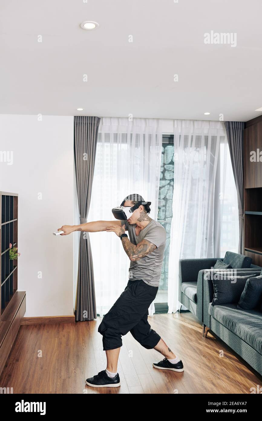 Uomo che paga un gioco VR Foto Stock