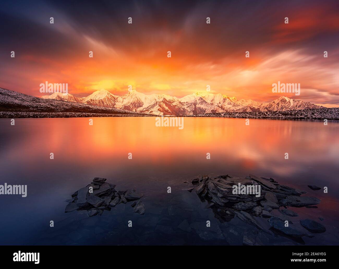 Montagne innevate vicino a un lago, Tibet, Cina Foto Stock